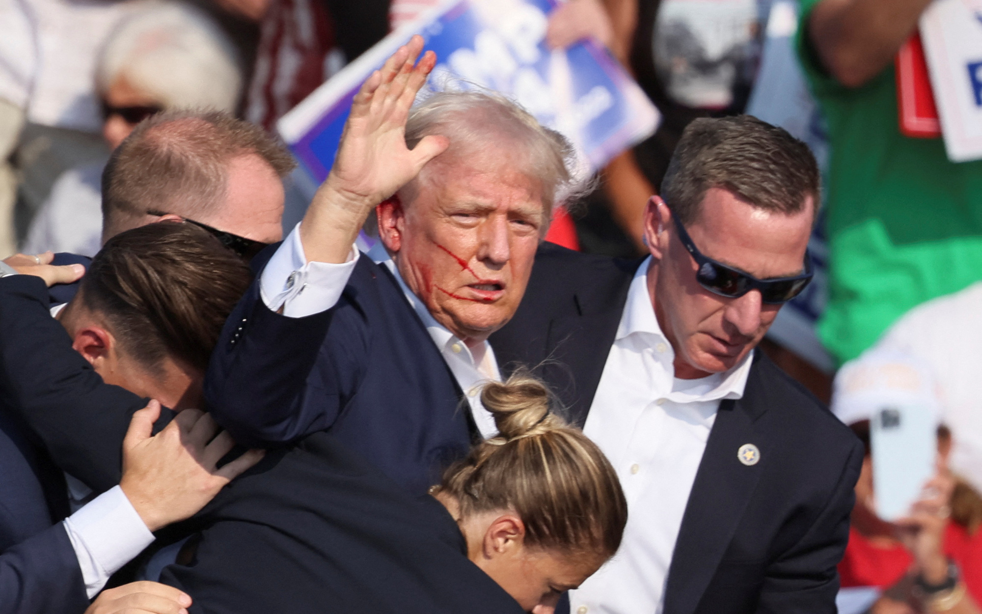 Những khoảnh khắc 'rất Trump' trong vụ ám sát bất thành- Ảnh 13. Ông Trump phản xạ cực nhanh theo nguyên tắc