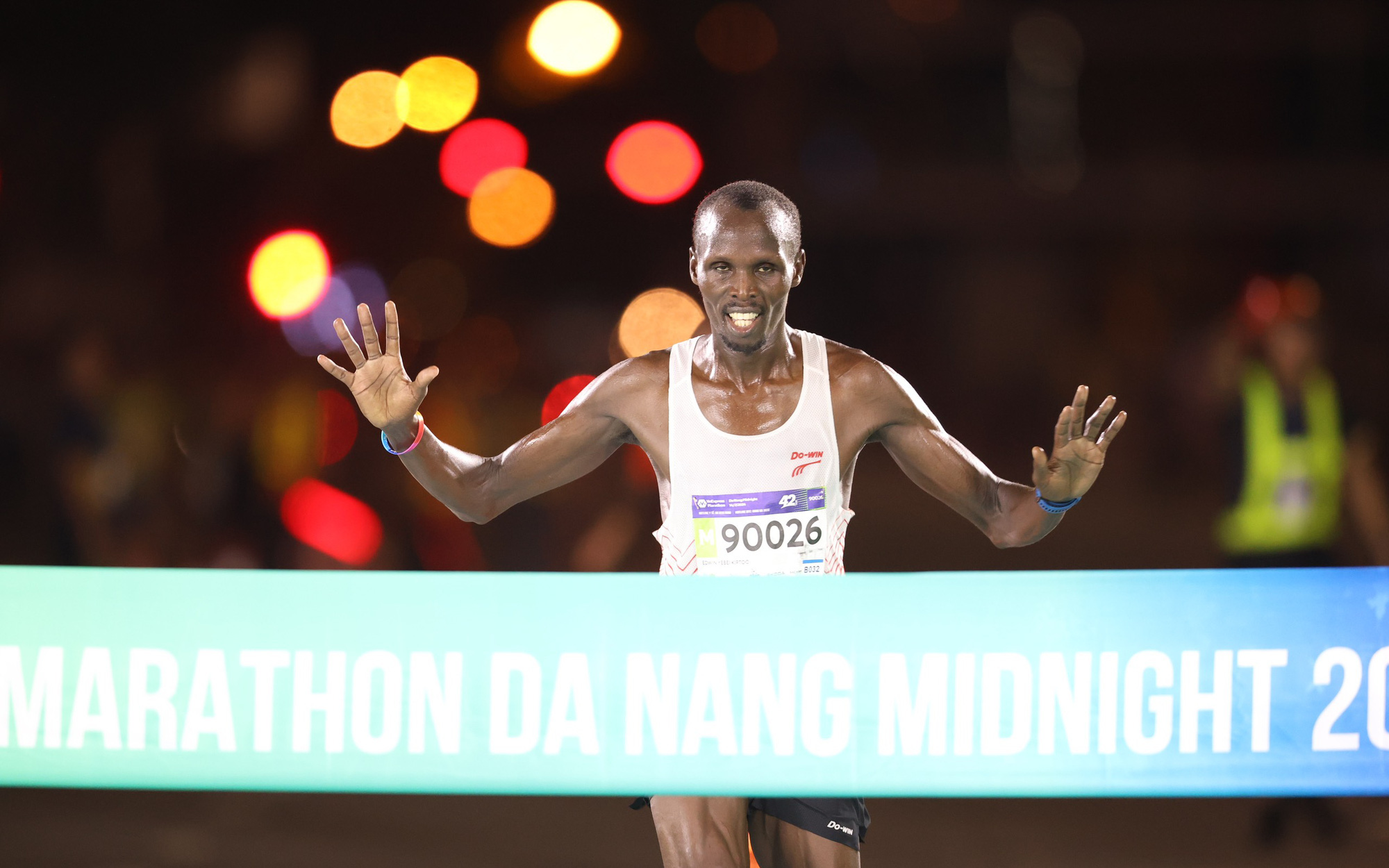 VnExpress Marathon Nha Trang 2024 thu hút 9.000 vận động viên- Ảnh 2. Vận động viên châu Phi thống trị giải chạy đêm VnExpress Marathon Đà Nẵng
