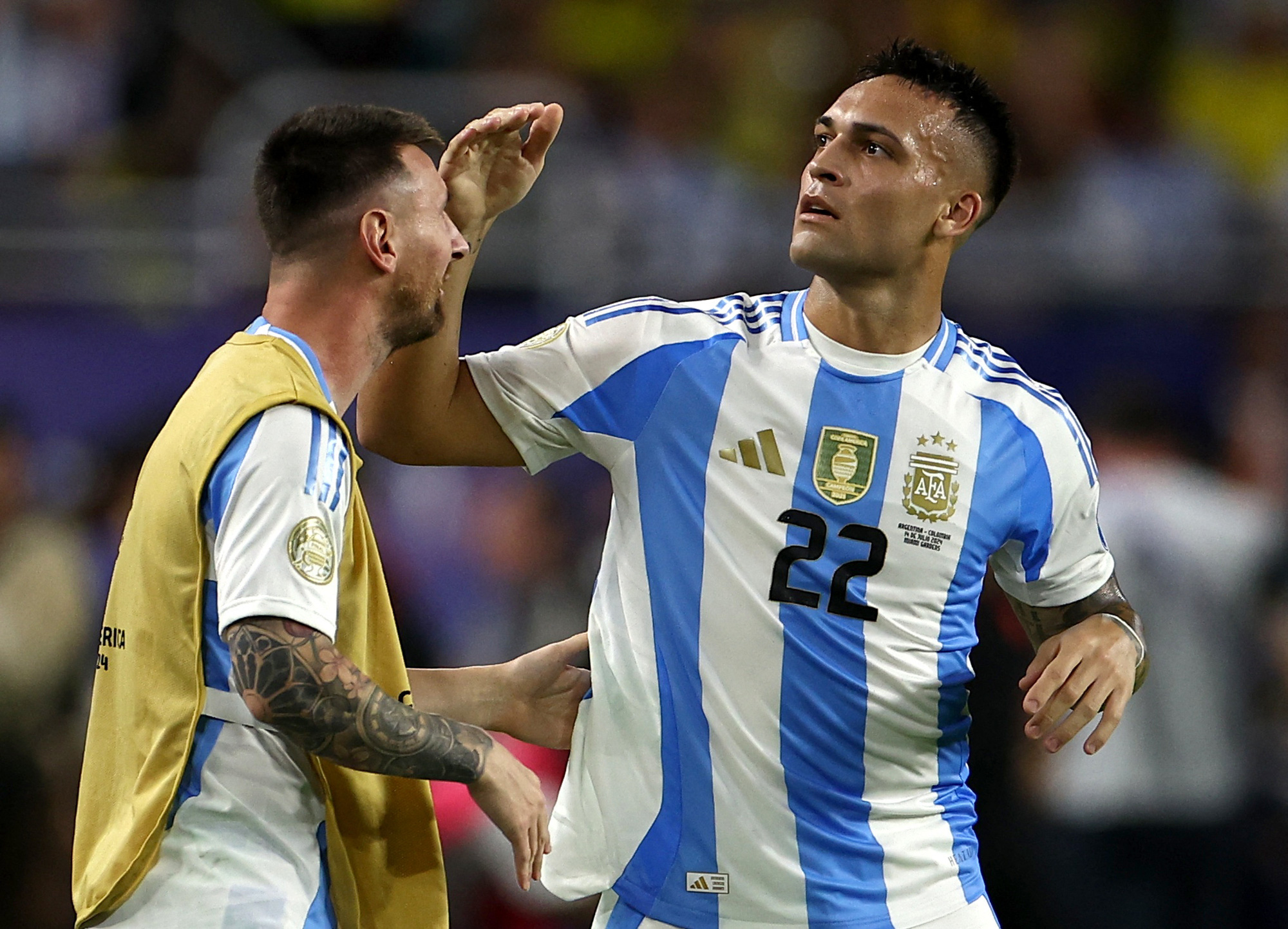 Lautaro Martínez sau khi ghi bàn thắng quyết định ở phút 112 đã chạy ra sân để xoa đầu Messi ăn mừng - Ảnh: Reuters