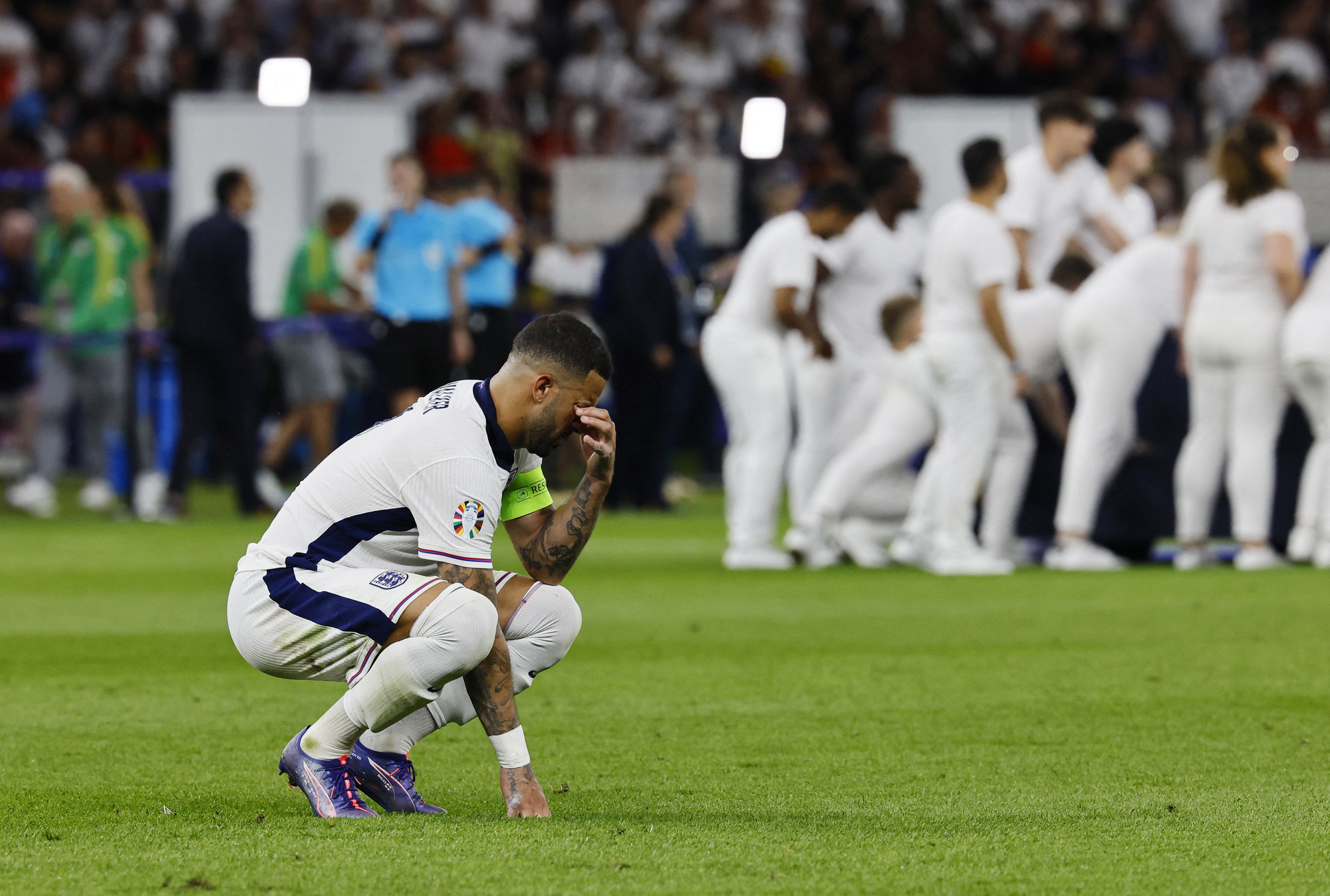 Kyle Walker cố giấu đi giọt nước mắt sau thất bại - Ảnh: REUTERS