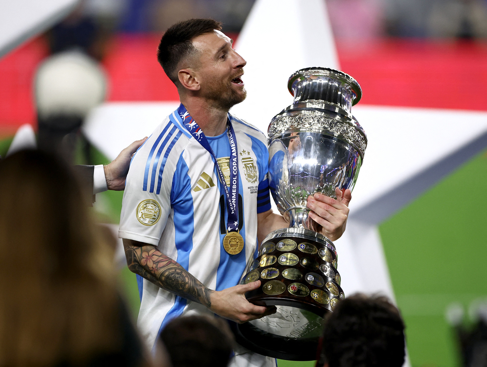 Messi đã khóc khi bị thay ra vì chấn thương. Nhưng những người đồng đội của anh đã chiến đấu để giúp siêu sao này có được danh hiệu thứ 3 cùng tuyển Argentina - Ảnh: Reuters