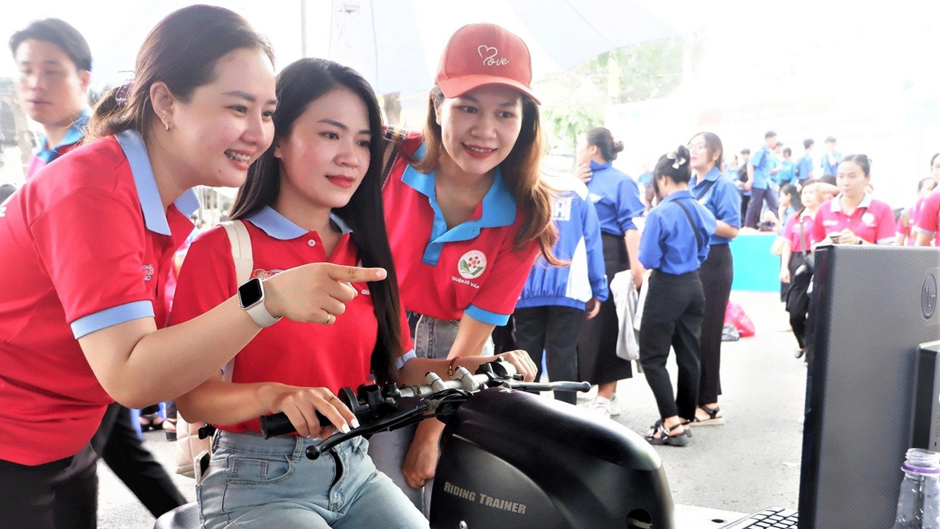 Chiến sĩ tình nguyện hè TP.HCM trải nghiệm sân chơi tìm hiểu về an toàn giao thông trong ngày hoạt động cao điểm - Ảnh: K.A.