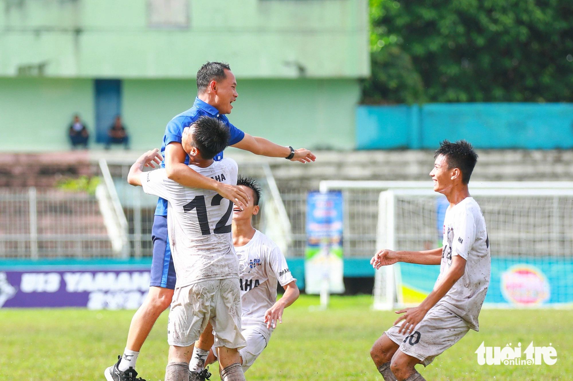 Niềm vui của các cầu thủ U13 Sông Lam Nghệ An và ban huấn luyện khi giành chức vô địch - Ảnh: DOÃN HÒA