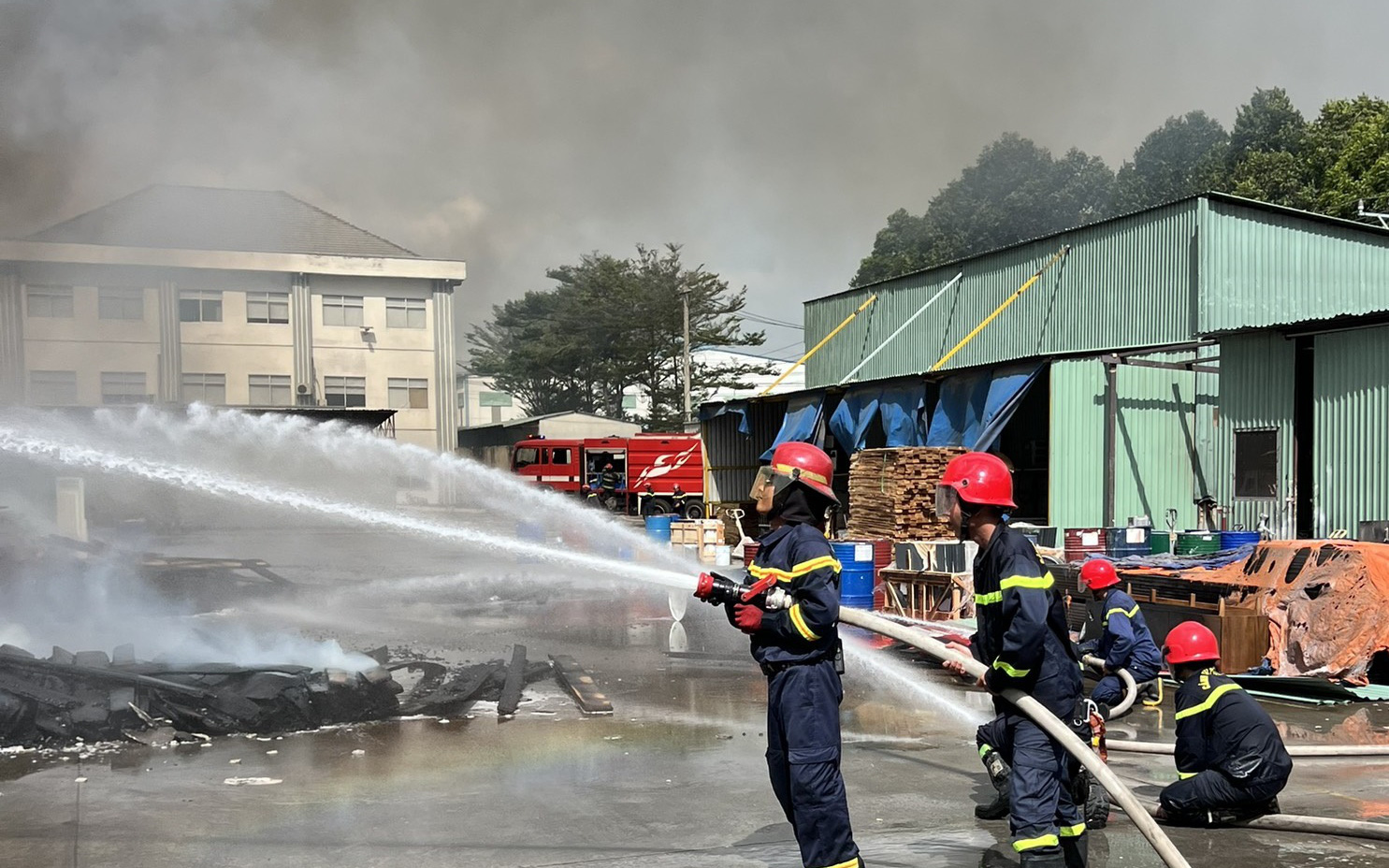 Lại cháy dữ dội tại công ty sản xuất gỗ ở Đồng Nai- Ảnh 2. 90 cảnh sát chữa cháy ở công ty gỗ tại Bình Dương