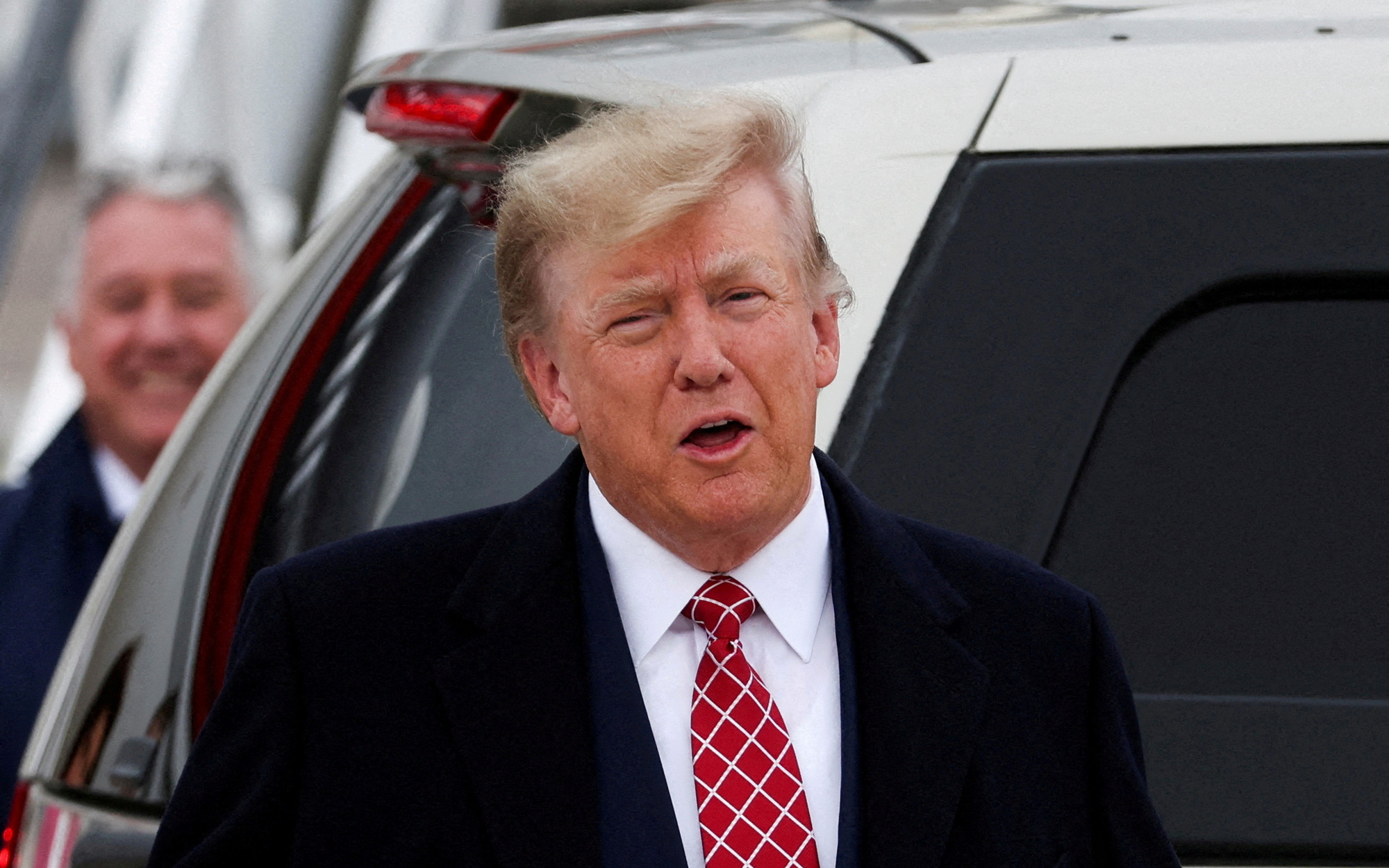 Nghi phạm Thomas Crooks tập bắn, mua 50 viên đạn trước khi ám sát hụt ông Trump- Ảnh 2. Ông Trump thoát chết, giờ lại được hủy truy tố vụ giữ tài liệu mật
