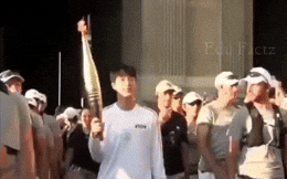 Khi thần tượng K-pop trở thành động lực của các vận động viên Olympic Hàn Quốc- Ảnh 8. Jin (BTS) cầm đuốc Olympic Paris dẫn đầu đoàn diễu hành