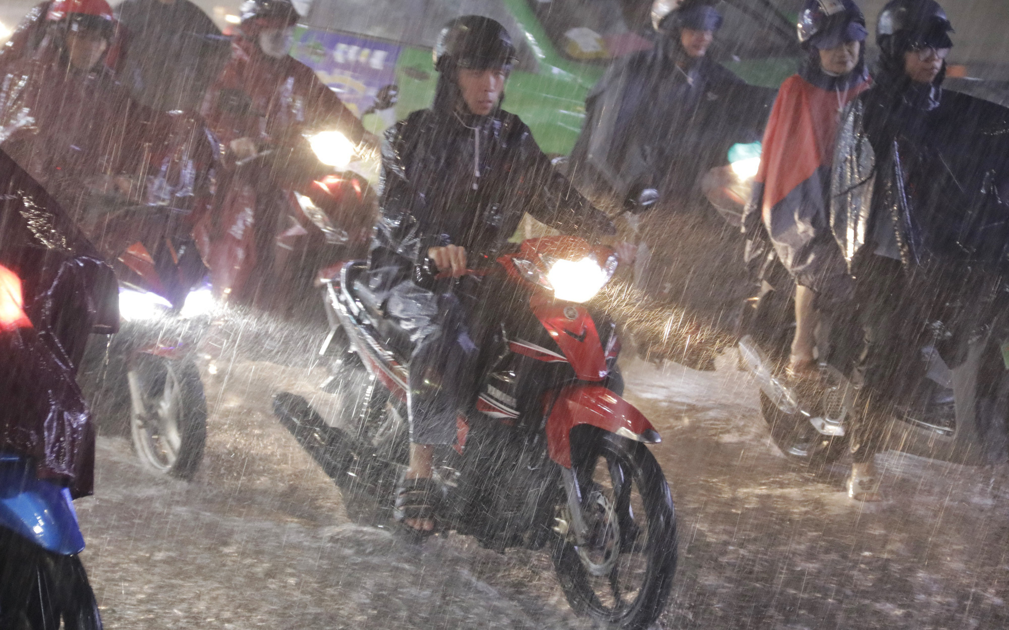 Áp thấp nhiệt đới mạnh lên thành bão số 2- Ảnh 2. Mưa lớn giờ tan tầm ở TP.HCM, lại điệp khúc 'ngập, kẹt xe'