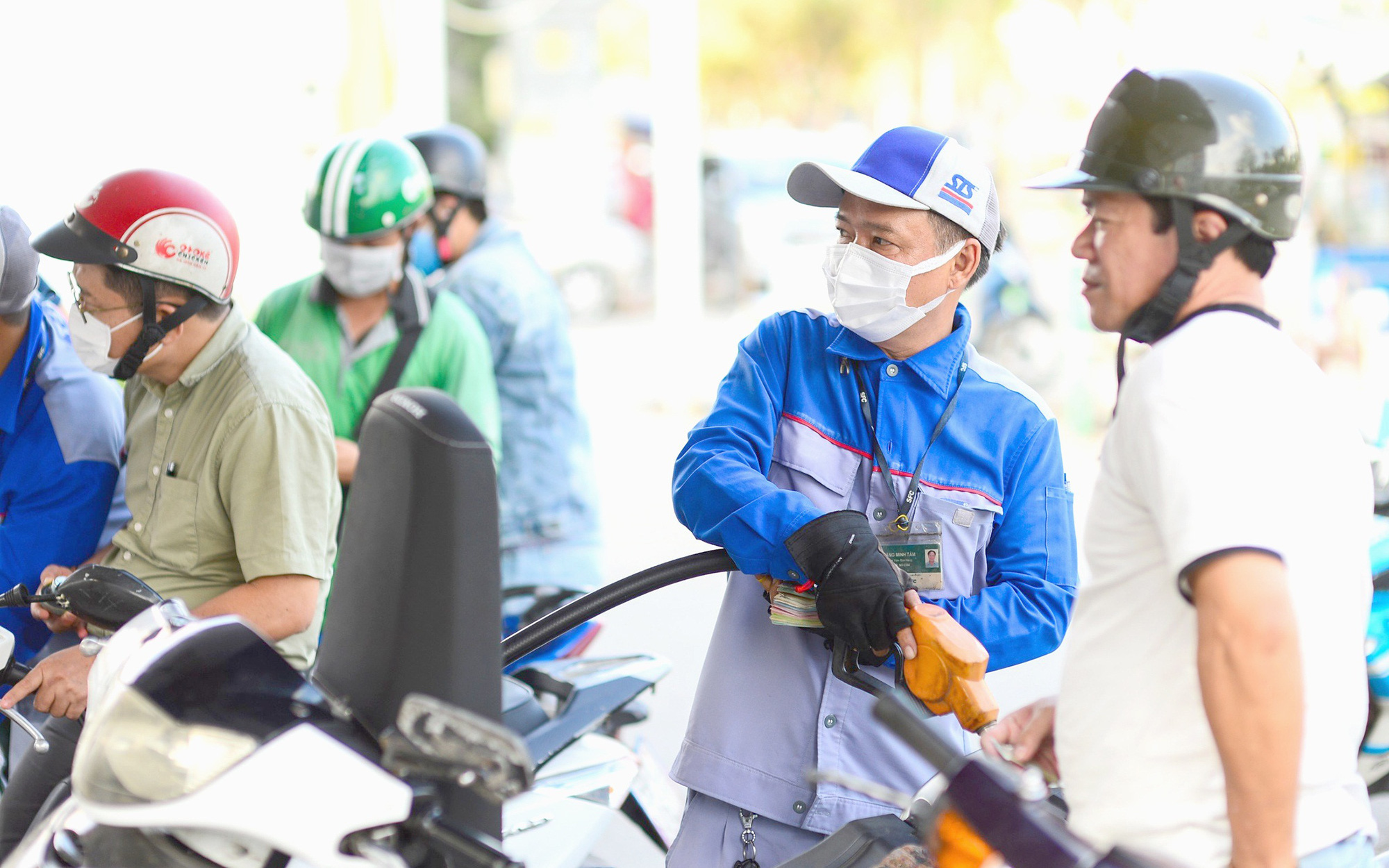 Bộ Công Thương nghiên cứu thành lập sàn giao dịch xăng dầu- Ảnh 2. Doanh nghiệp tự quyết giá xăng dầu: Lo doanh nghiệp đầu mối lạm quyền