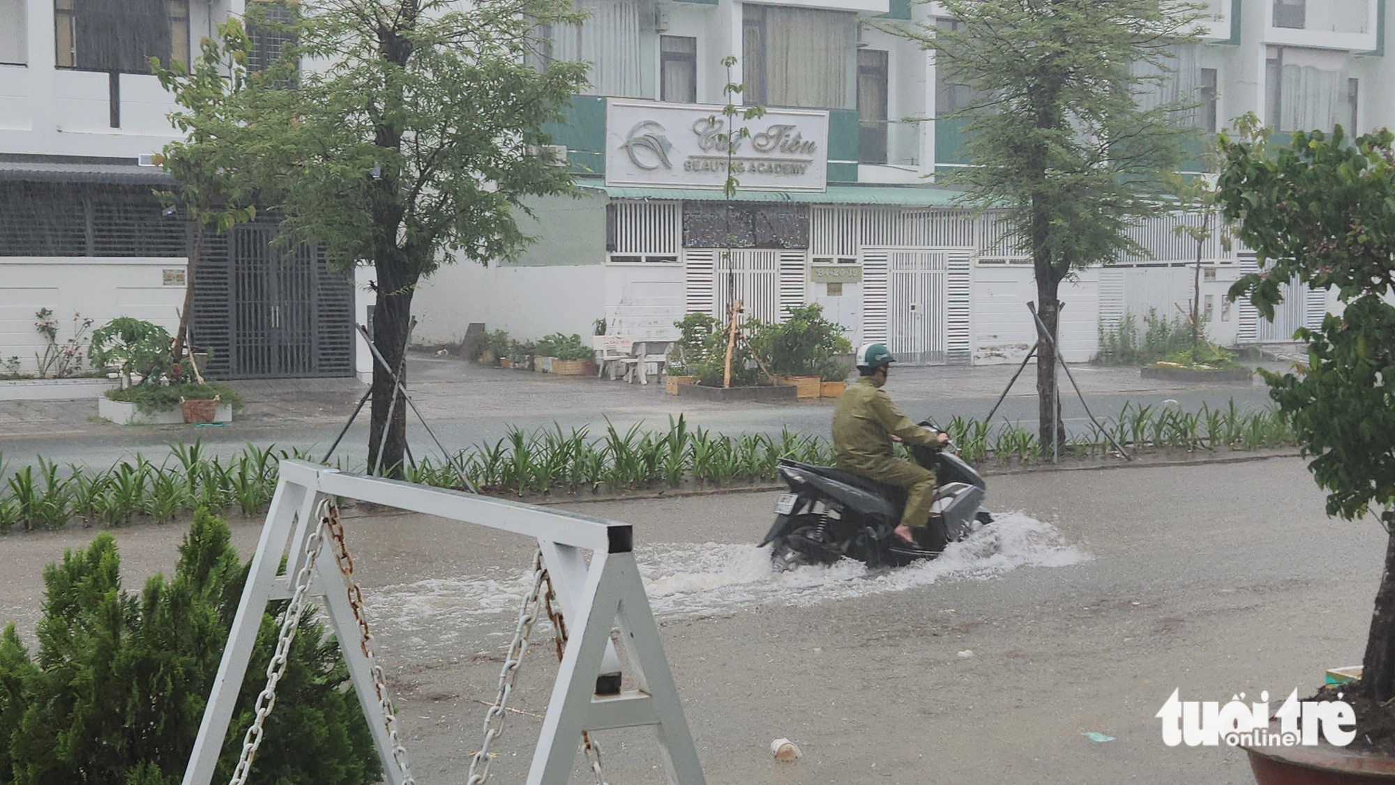 Trận mưa kéo dài hơn 2 tiếng đã làm nhiều tuyến đường ở Rạch Giá bị ngập nặng - Ảnh: BỬU ĐẤU