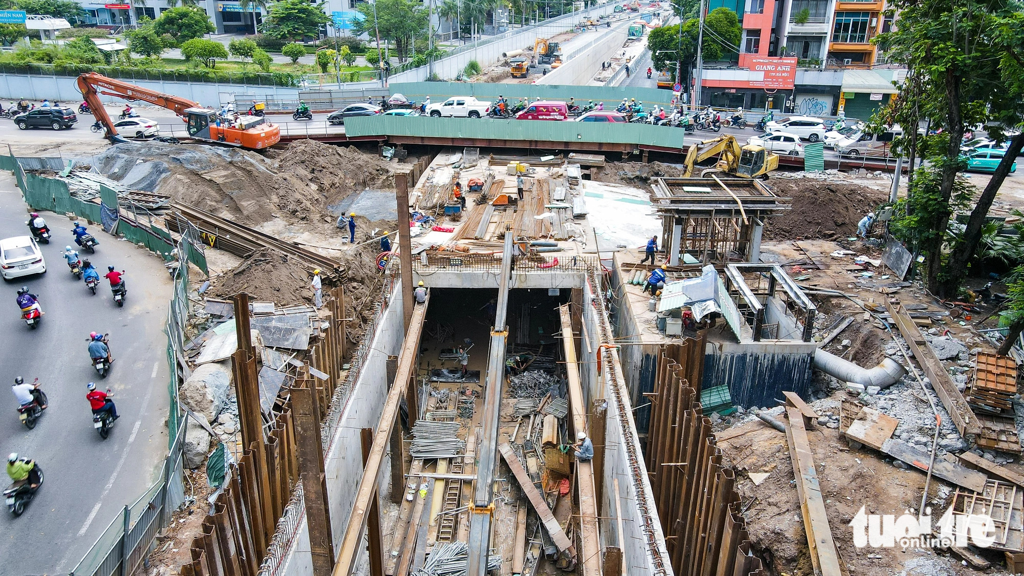 Phía bên này hầm, những ngày qua cũng được đơn vị thi công tăng tốc xây dựng để về đích đúng tiến độ - Ảnh: CHÂU TUẤN