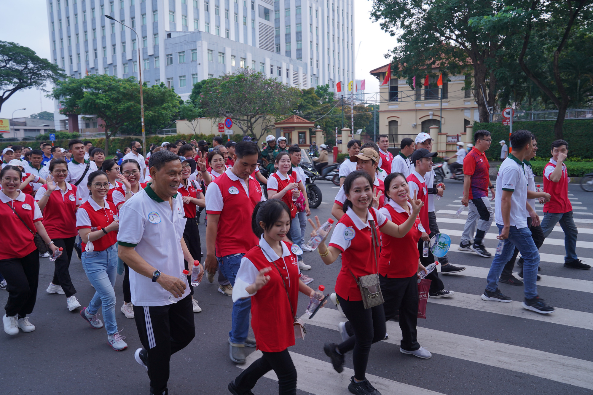 Chương trình đi bộ "Cán bộ, công chức, viên chức và doanh nghiệp quận 5 - Gắn kết, phát triển, nghĩa tình" năm 2024 thu hút 2.000 người tham gia, gấp đôi so với lần đầu vào năm 2023 - Ảnh: BTC