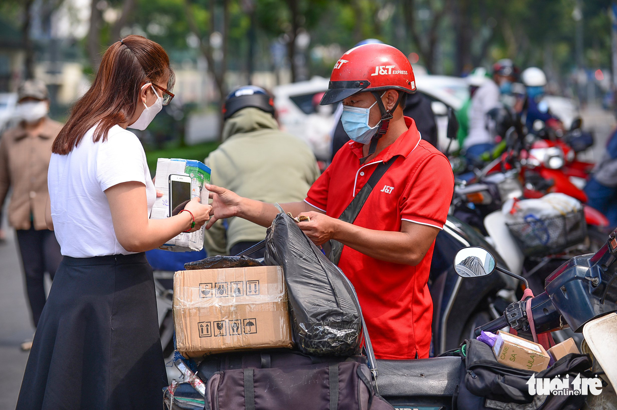 Ba tháng đầu năm nay, tổng doanh số trên 5 sàn thương mại điện tử hàng đầu tại Việt Nam đã đạt mức 71,2 nghìn tỉ đồng - Ảnh: QUANG ĐỊNH 