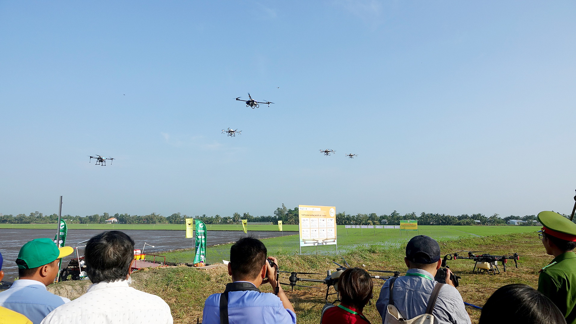 Produkce 1 milionu hektarů vysoce kvalitní rýže - Foto 6. Hậu Giang trình diễn thực hành ứng dụng công nghệ tiên tiến trong mô hình thí điểm canh tác lúa giảm phát thải - Ảnh: CHÍ CÔNG