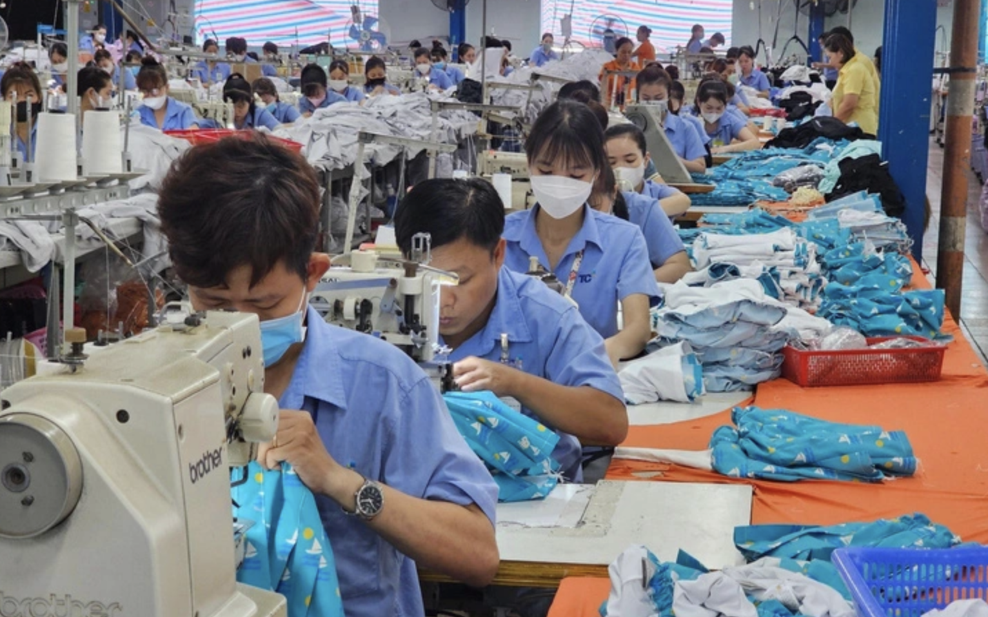 Dệt may tìm đường thoát kiếp gia công- Ảnh 2. Đơn hàng dồn dập, lợi nhuận sau thuế của một doanh nghiệp dệt may tăng 624%