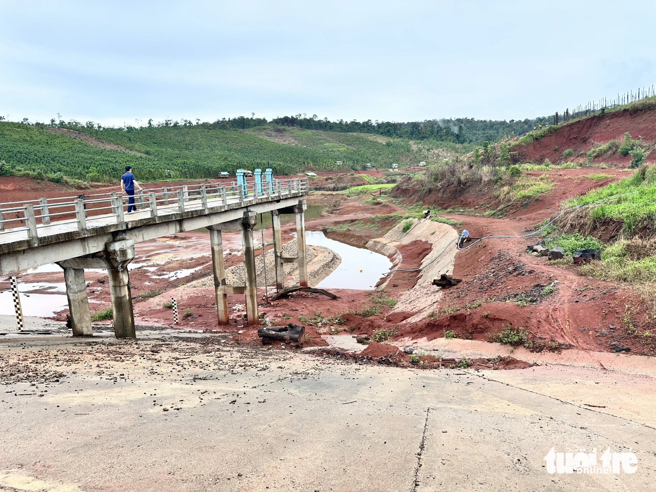 Hồ Đắk N'Ting bị sạt trượt nghiêm trọng, UBND tỉnh Đắk Nông yêu cầu truy trách nhiệm việc chậm trễ làm rõ nguyên nhân để có giải pháp khắc phục công trình - Ảnh: TRUNG TÂN