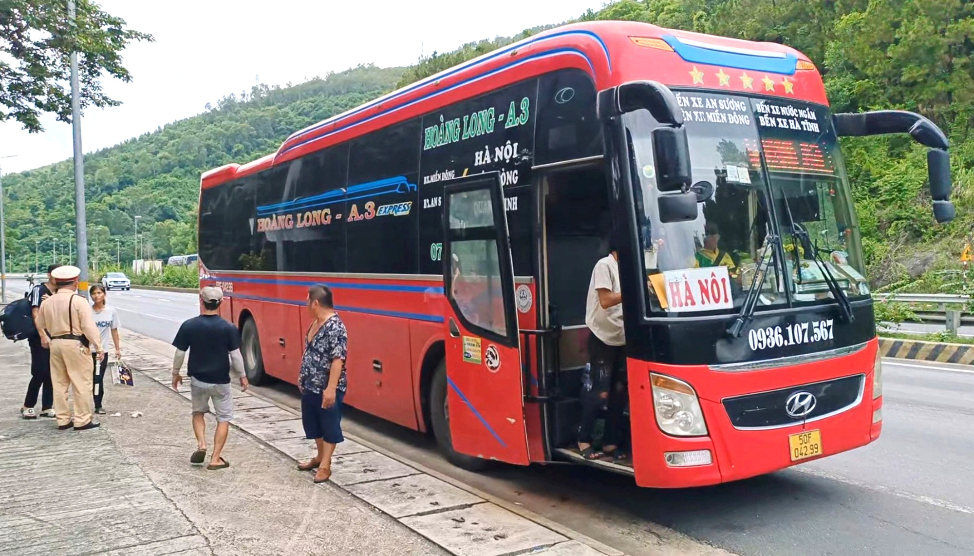 Các cán bộ, chiến sĩ Trạm Cảnh sát giao thông cửa ô Hòa Hiệp ngoài quyên góp tiền đã vận động nhà xe hỗ trợ chở gia đình anh Duy - Ảnh: H.B.