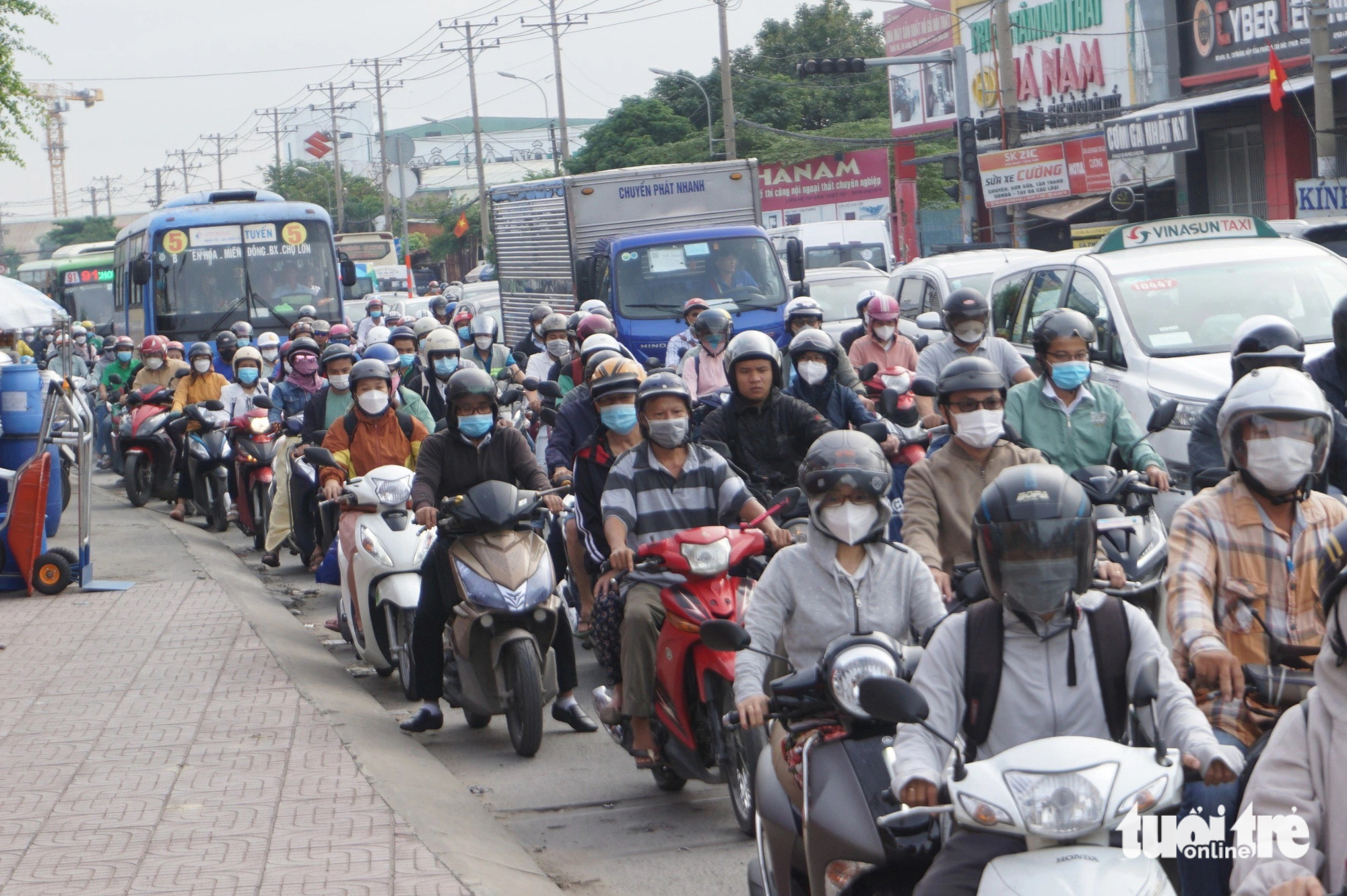 Đường sá luôn trong tình trạng đông đúc, thời gian di chuyển kéo dài lại trở thành gánh nặng khiến cuộc sống thêm nhọc nhằn - Ảnh: TRIỆU VÂN