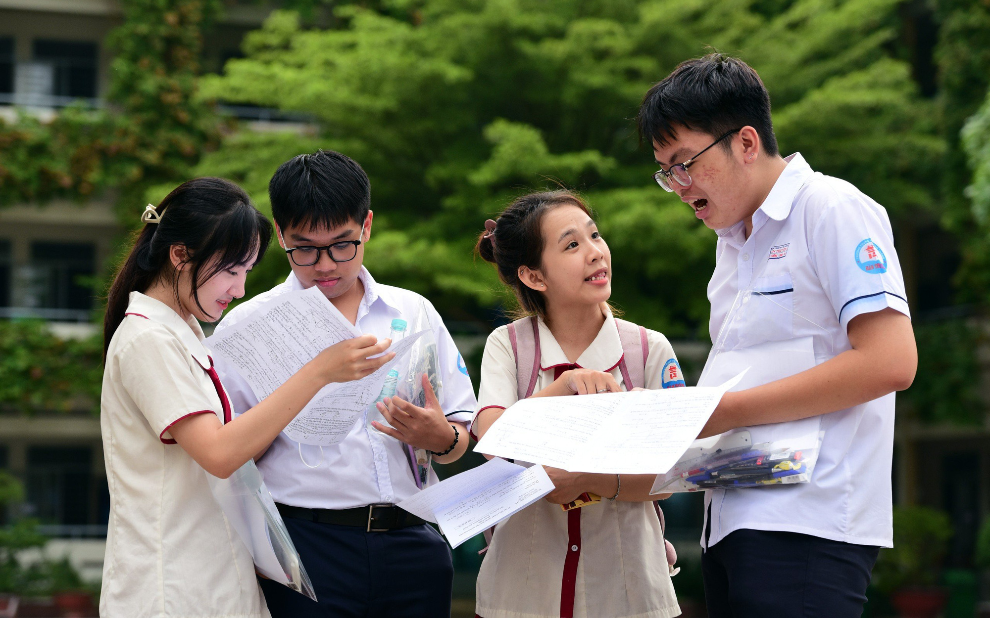Hai nữ sinh 10 điểm môn văn đã học như thế nào?- Ảnh 3. Điểm thi tốt nghiệp THPT: Vĩnh Phúc tiếp tục đứng đầu, TP.HCM thứ 20