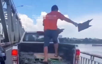 Nên phạt nặng hành vi lên cầu quăng rác xuống sông- Ảnh 2. Dừng ô tô trên cầu Chương Dương để vứt rác xuống sông Hồng: Ý thức ở đâu?