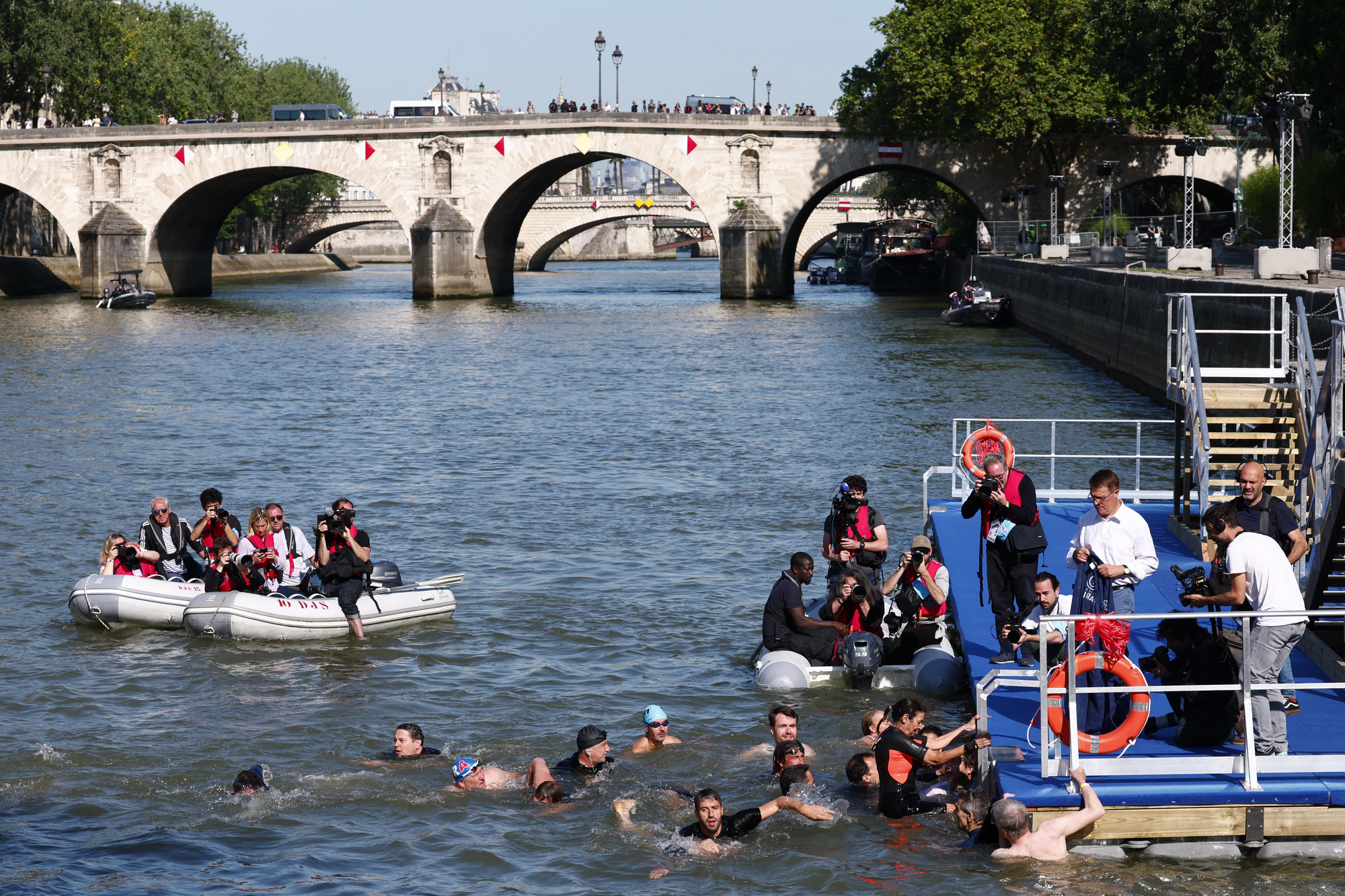 Việc làm sạch sông Seine là một nỗ lực lâu dài của chính quyền thành phố Paris - Ảnh: REUTERS