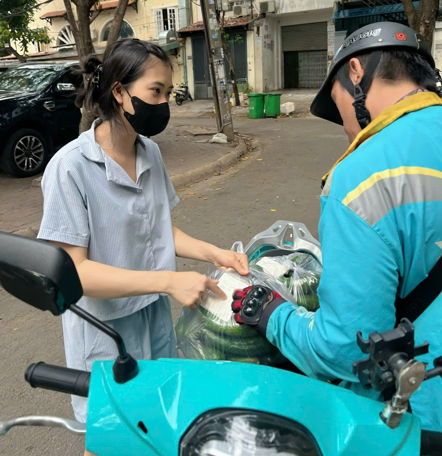 Những nơi ở xa, Ngọc gửi hàng qua các anh shipper - Ảnh: NVCC