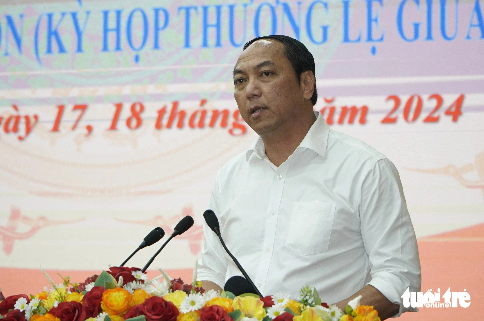 Ông Lâm Minh Thành - chủ tịch UBND tỉnh Kiên Giang giải trình một số vấn đề mà cử tri đặc biệt quan tâm - Ảnh: BỬU ĐẤU