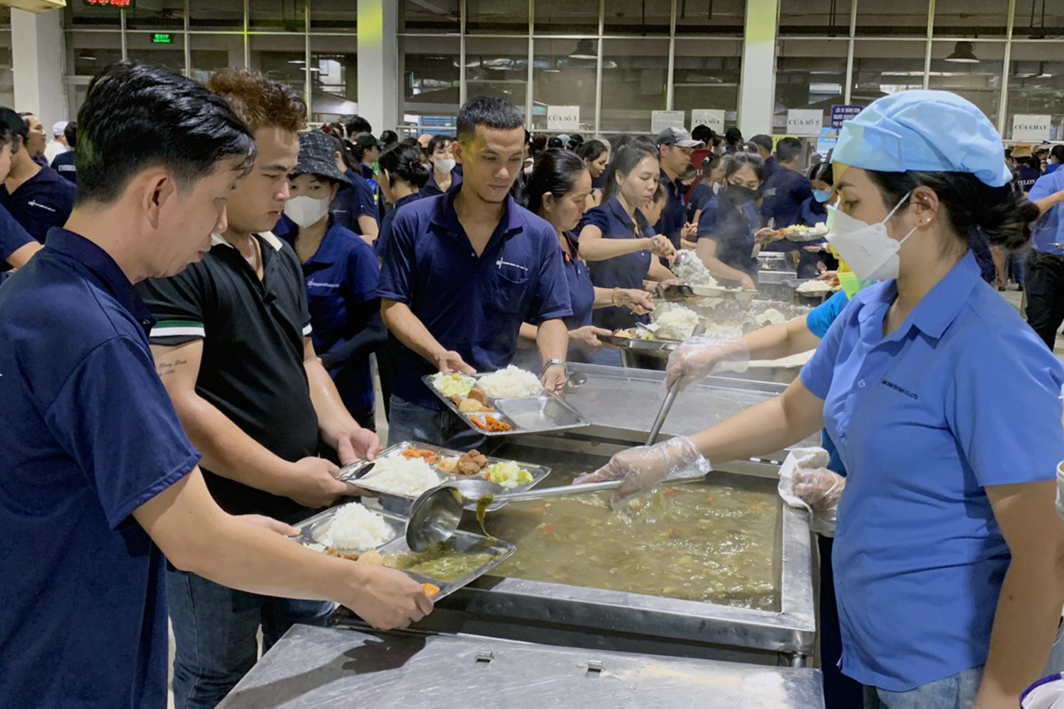 Hơn 40.000 công nhân lao động Công ty TNHH Changshin Việt Nam ăn bữa cơm đặc biệt với trị giá 45.000 đồng/ phần ăn - Ảnh: A.B.