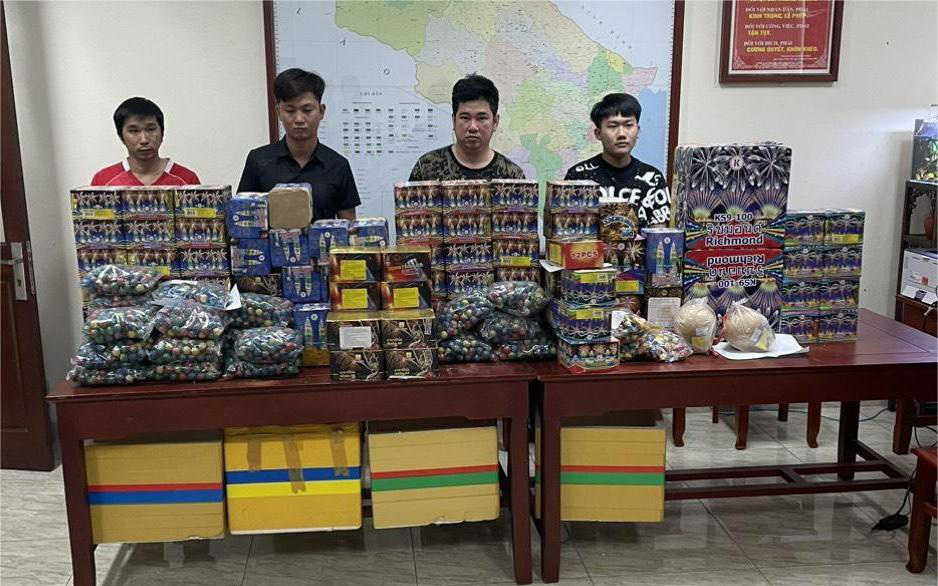 Phá đường dây buôn pháo nổ, phát hiện thêm 3 khẩu súng - Ảnh 3.