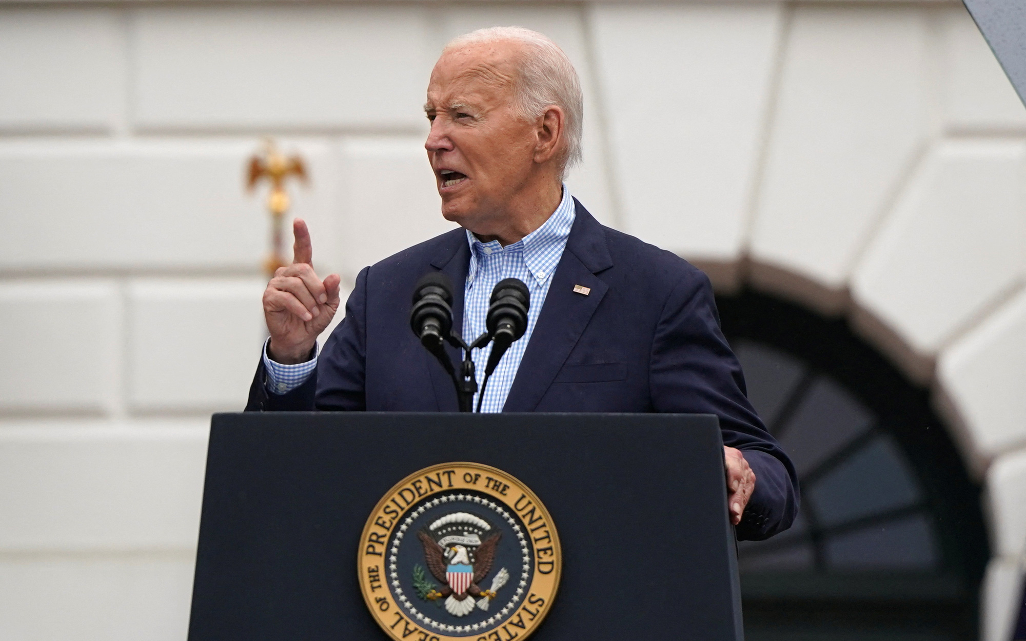 Mỹ bắt người đàn ông đe dọa Tổng thống Joe Biden- Ảnh 2. Lãnh đạo Thượng viện Mỹ kêu gọi ông Biden ngừng tranh cử