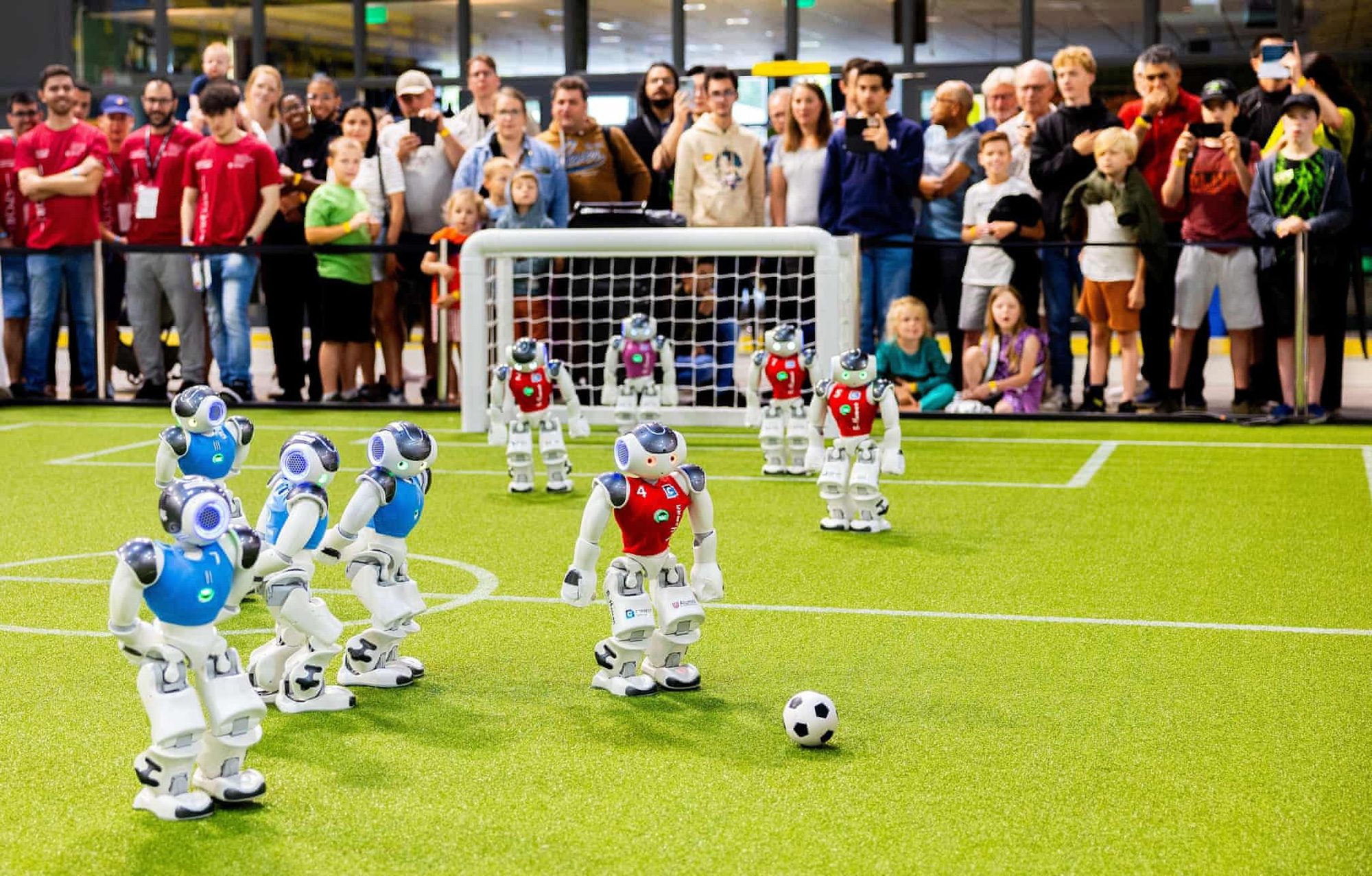 Khán giả Hà Lan thưởng thức trận bóng đá của robot trước thềm World Cup dành cho robot: RoboCup 2024. Các trường đại học và công ty công nghệ từ khắp nơi trên thế giới sẽ tham dự cuộc thi để chứng minh robot của họ có thể làm được những gì trong nhiều lĩnh vực khác nhau - Ảnh: GUARDIAN