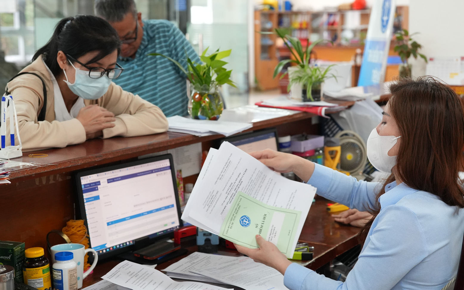 Rút bảo hiểm xã hội 'một cục': Không dễ sửa sai- Ảnh 3. Rút bảo hiểm xã hội một lần hay đóng tiếp chờ lương hưu có lợi hơn?
