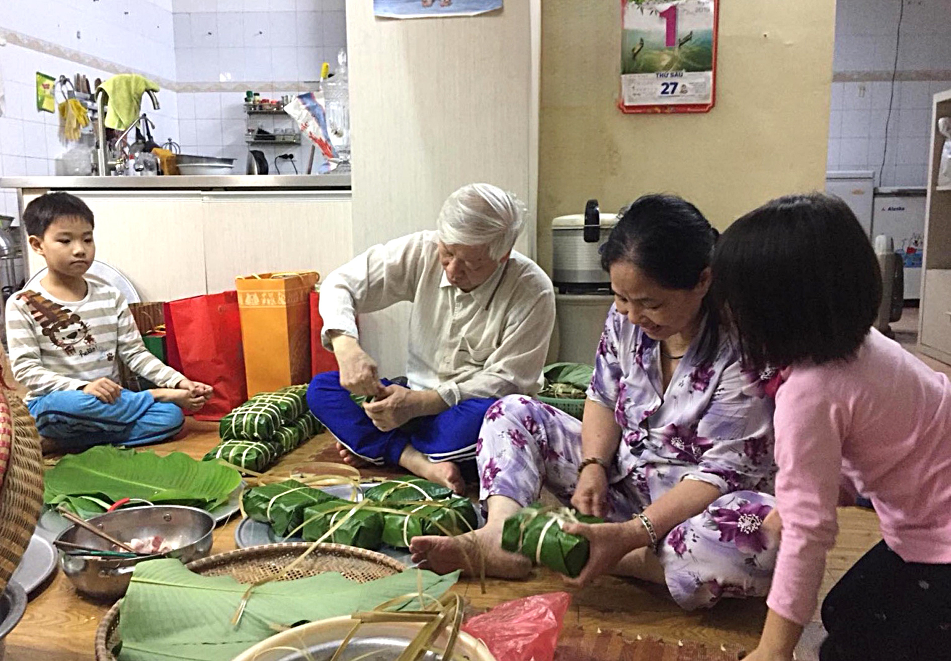 Tổng bí thư Nguyễn Phú Trọng tự tay gói bánh chưng cùng gia đình trong một dịp giáp Tết - Ảnh: NGUYỄN KIM PHÚ (nguyên cán bộ Cục Quản trị T.78)