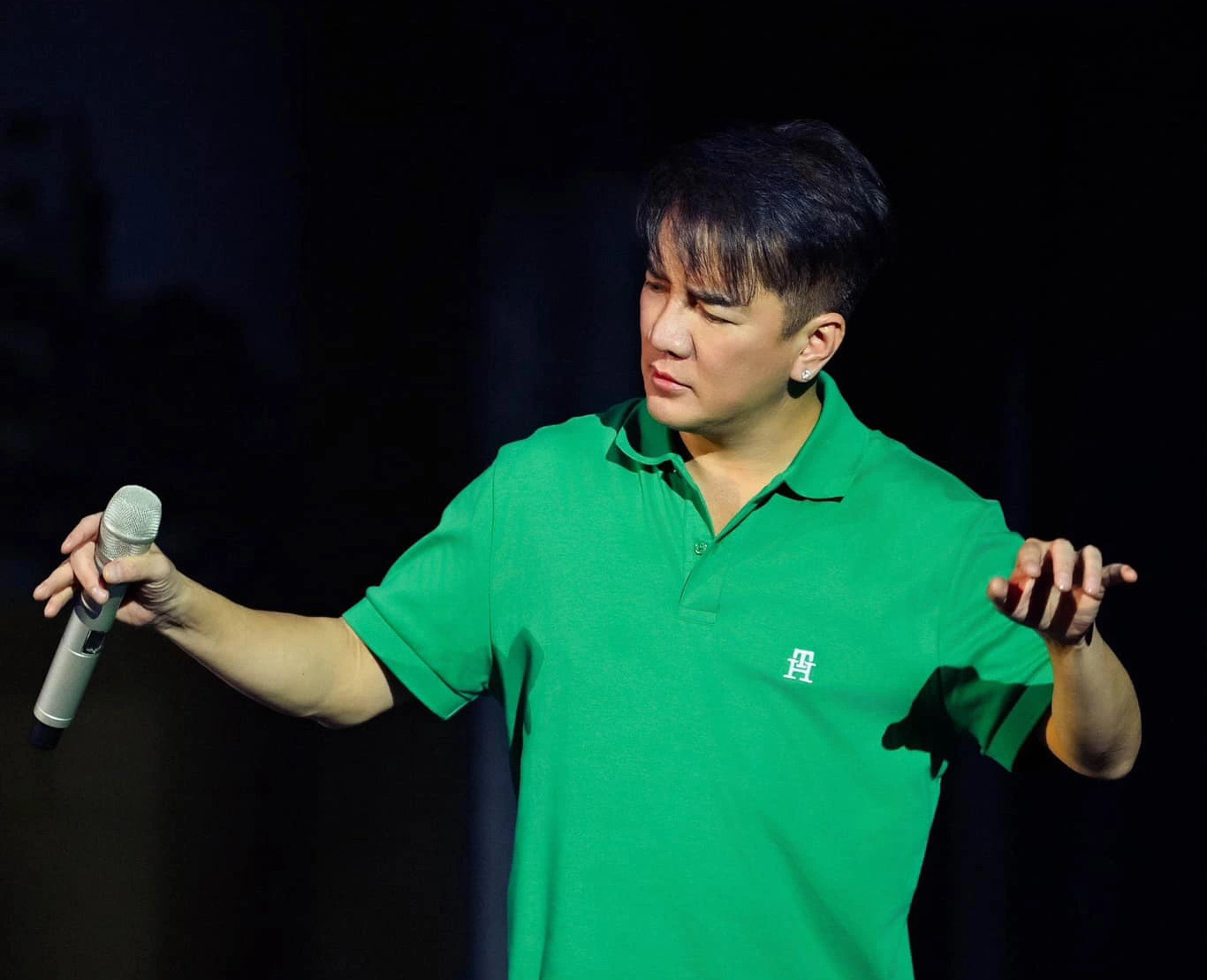 លោក ដាំ វិញ ហ៊ុង ថ្លែងសុន្ទរកថាបន្ទាប់ពីត្រូវបានពិន័យដោយគណៈកម្មាធិការប្រជាជនទីក្រុងហូជីមិញ - រូបថត៖ FBNV Đàm Vĩnh Hưng lên tiếng sau khi bị UBND TP.HCM xử phạt - Ảnh: FBNV