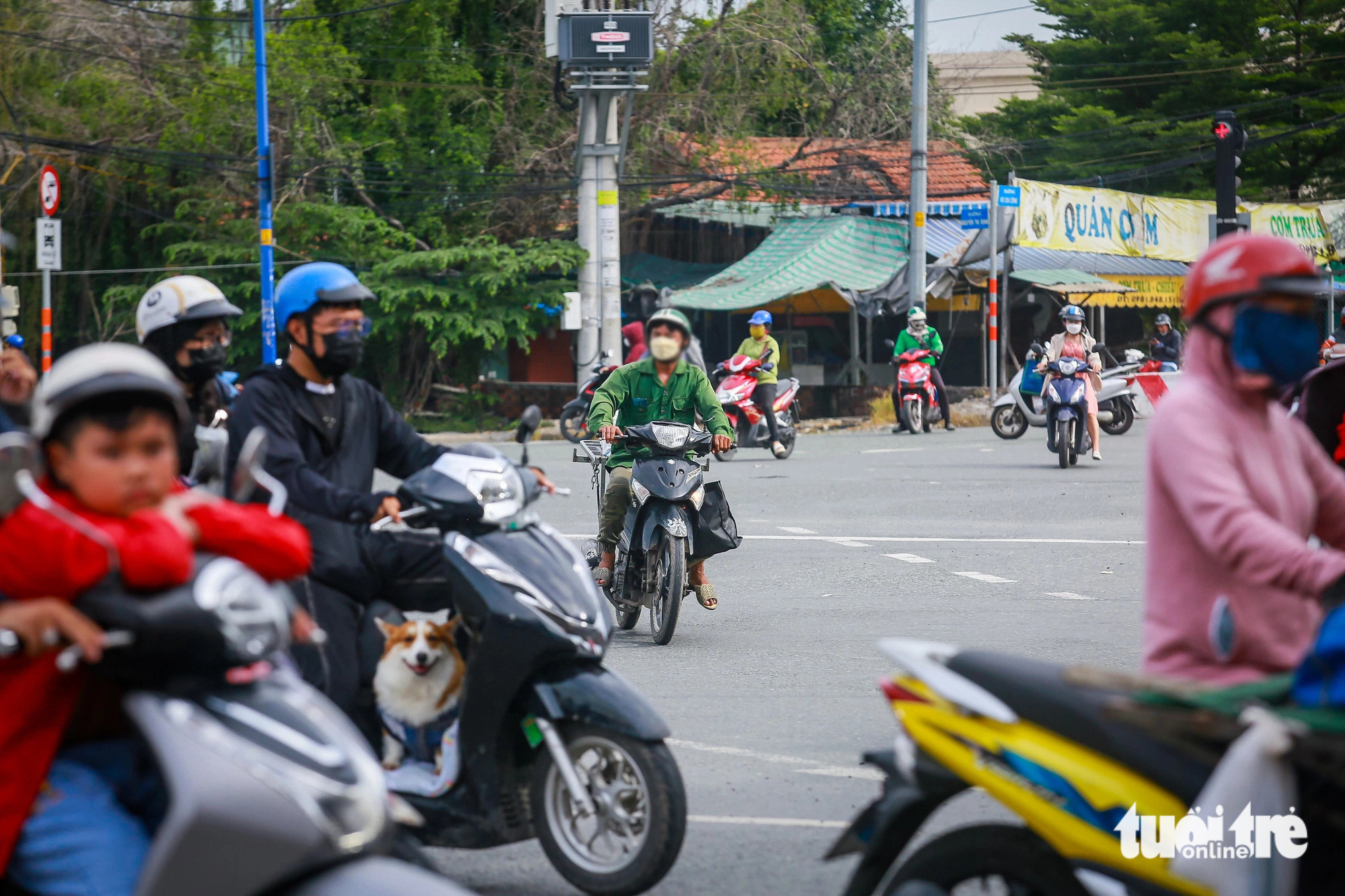 Trường hợp xe máy vượt đèn đỏ ở khu vực vòng xoay Mỹ Thủy diễn ra 