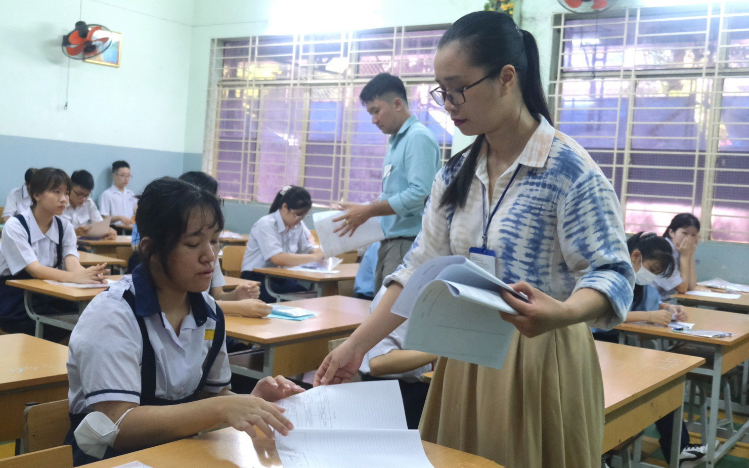TP.HCM tuyển bổ sung 2.203 chỉ tiêu lớp 10 công lập tại 36 trường- Ảnh 4. TP.HCM nhận hồ sơ tuyển sinh bổ sung lớp 10 từ 22-7