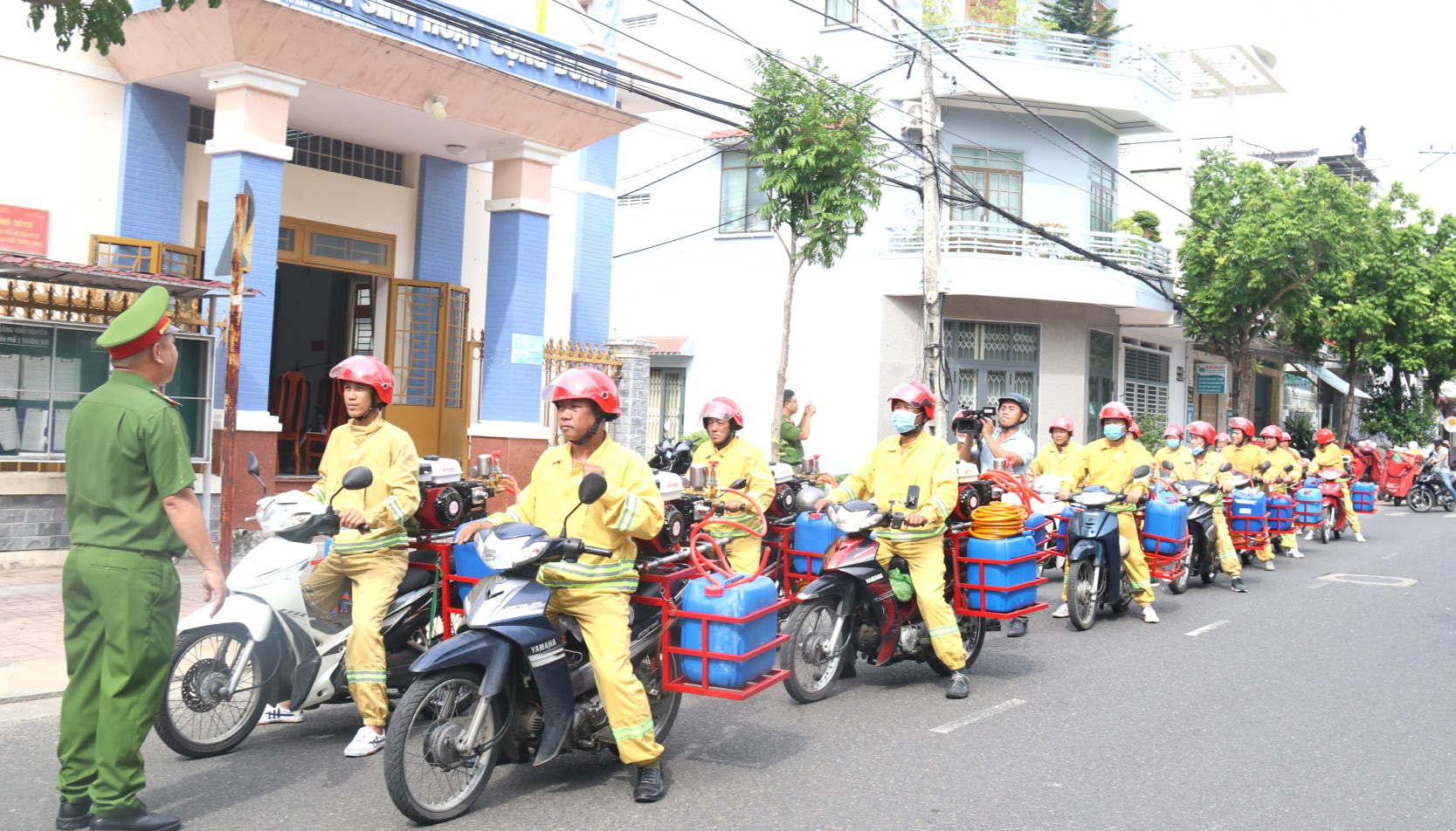 Nhà kho chứa nhang trầm cháy ngùn ngụt trong đêm- Ảnh 2. Mô hình xe chữa cháy lưu động đầu tiên ở Khánh Hòa