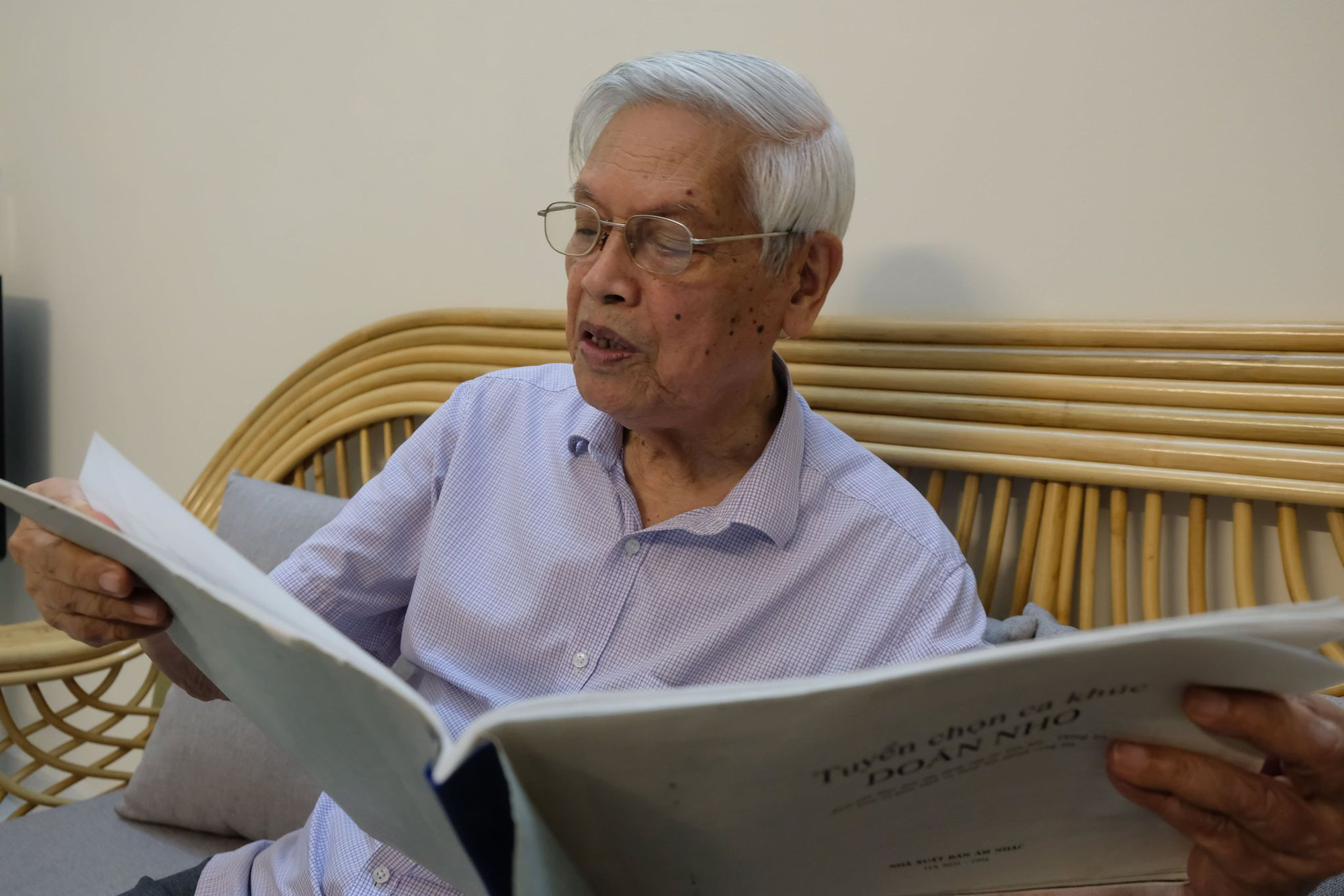 លាហើយលោកអគ្គលេខាធិការ ង្វៀន ភូត្រុង - បុគ្គលដ៏អស្ចារ្យម្នាក់របស់ប្រទេសជាតិ - រូបថតទី១២។ Nhạc sĩ Doãn Nho nói nghe tin Tổng bí thư Nguyễn Phú Trọng từ trần, ông có cảm giác mất đi một người đồng chí, đồng đội - Ảnh: ĐẬU DUNG