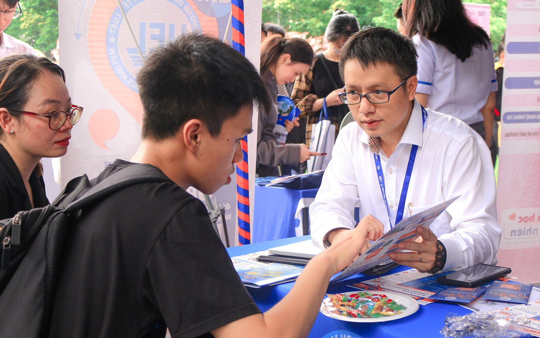 Đại học Kinh tế TP.HCM trao học bổng toàn phần, thu hút nhân tài vùng Mekong- Ảnh 3. Trường đại học Kinh tế - Luật cùng loạt trường vừa công bố điểm sàn