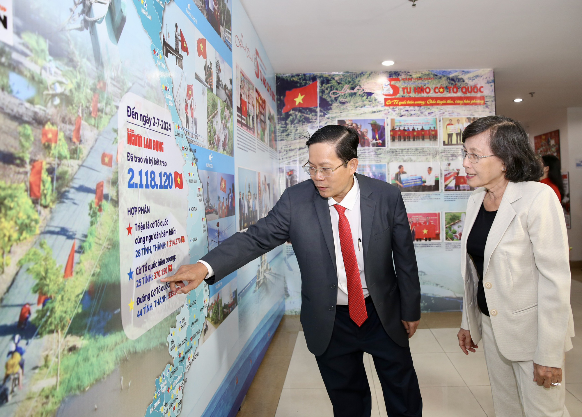 Tổng biên tập báo Người Lao Động Tô Đình Tuân giới thiệu về chương trình Tự hào cờ Tổ quốc - Ảnh: BTC Tổng biên tập báo Người Lao Động Tô Đình Tuân giới thiệu về chương trình Tự hào cờ Tổ quốc - Ảnh: BTC