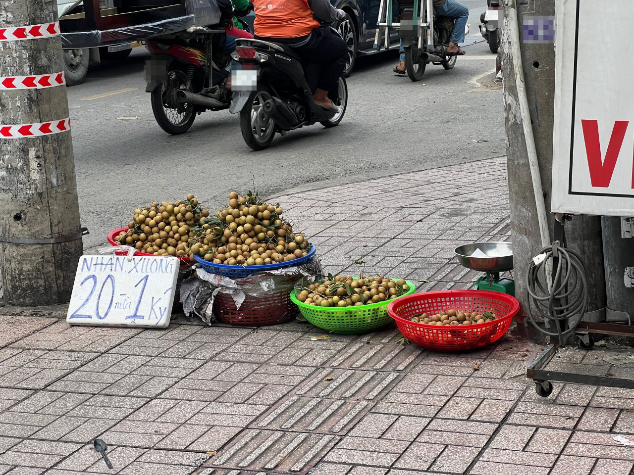 ຕົກໃຈກັບລາຍການລາຄາທີ່ບໍ່ແນ່ນອນ ແລະ ລຳໂພງ 'ວິເສດ' ຢູ່ຂ້າງທາງ - ຮູບ 3. Chữ “nửa” được viết rất nhỏ khiến nhiều người nhìn xa không thấy