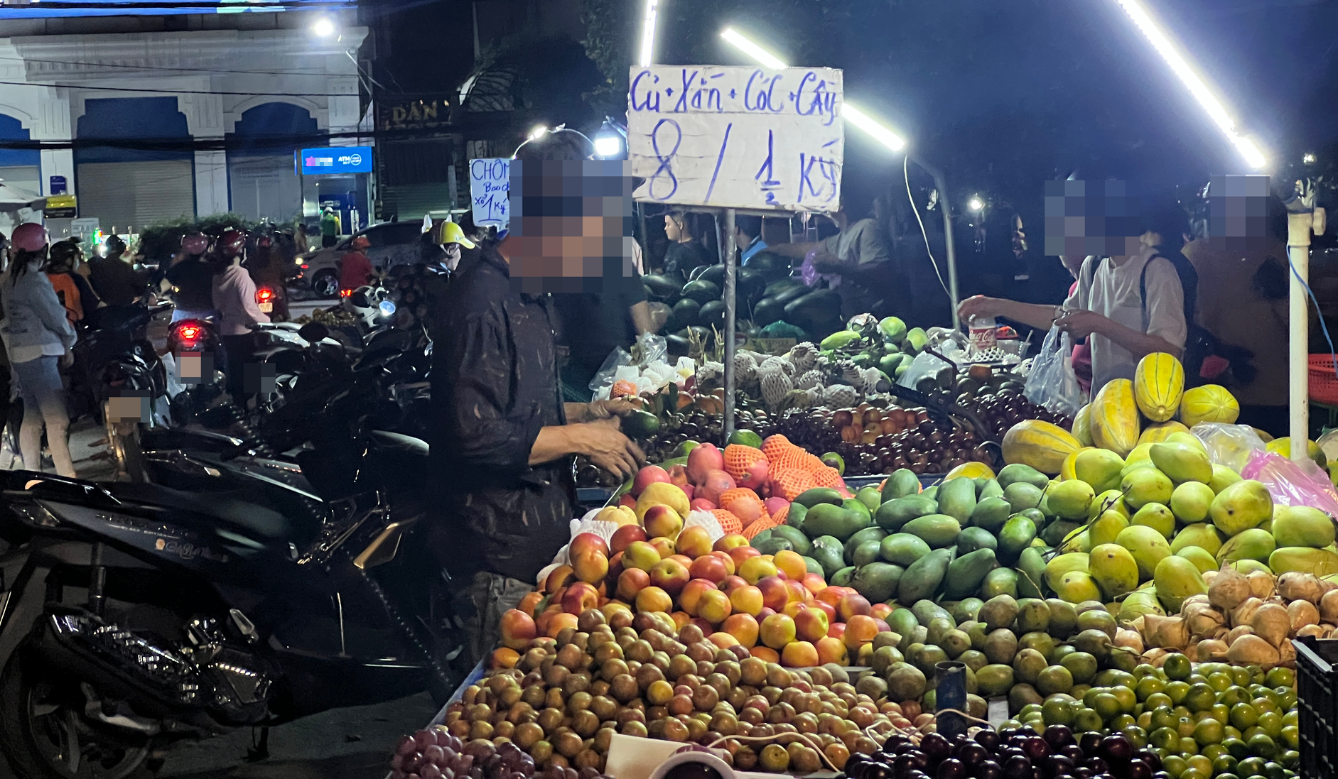 ຕົກໃຈກັບລາຍການລາຄາທີ່ບໍ່ແນ່ນອນ ແລະ ລຳໂພງ 'ວິເສດ' ຢູ່ຂ້າງທາງ - ຮູບ 1. Tấm bảng treo giá gây hiểu nhầm 8.000 đồng/1kg - Ảnh: AN VI