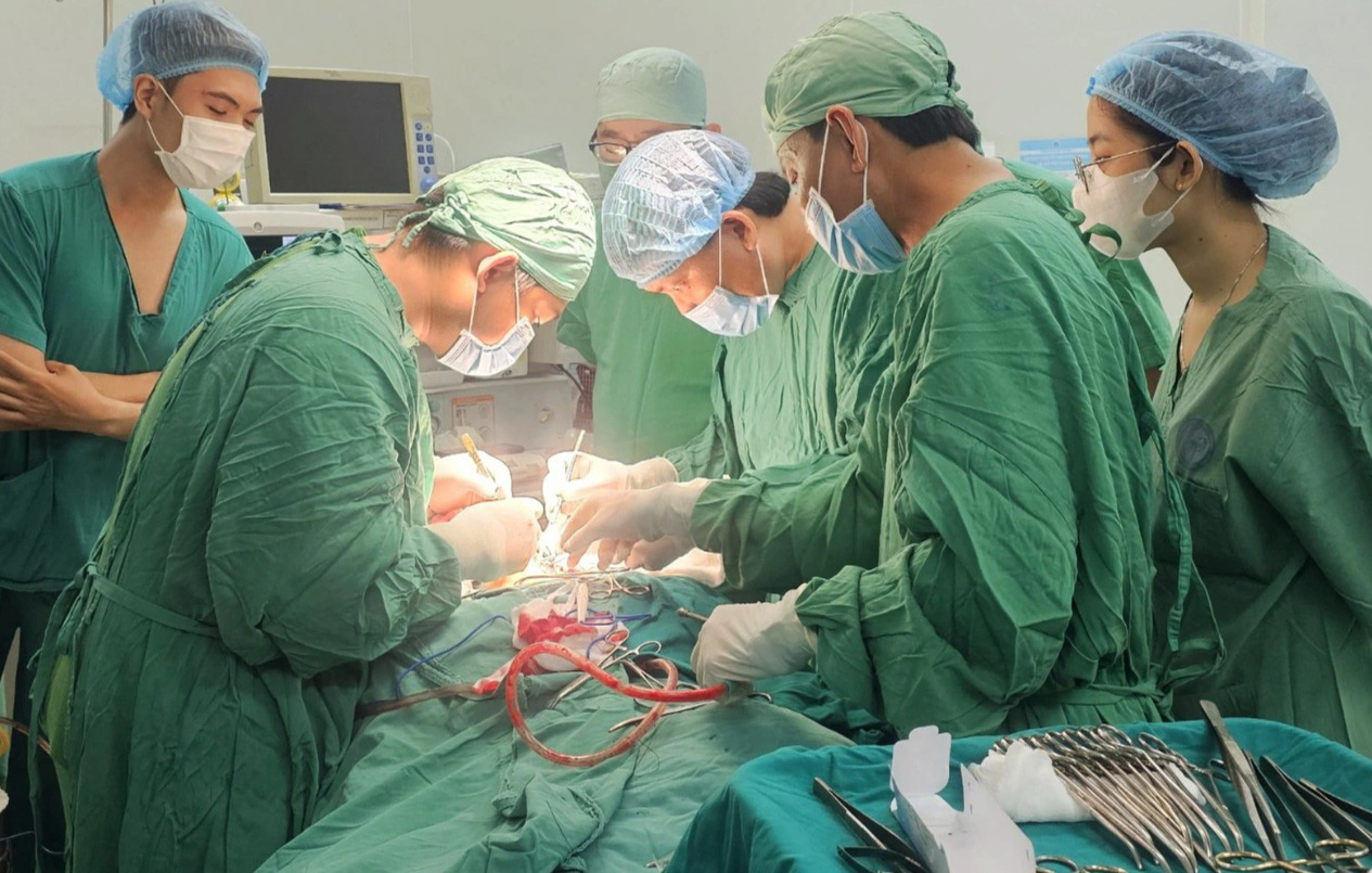 Người đàn ông đang làm vườn bị mảnh đạn văng trúng cổ- Ảnh 1. Ê kíp phẫu thuật lấy mảnh đạn ghim văng vào vùng cổ nạn nhân - Ảnh: BV