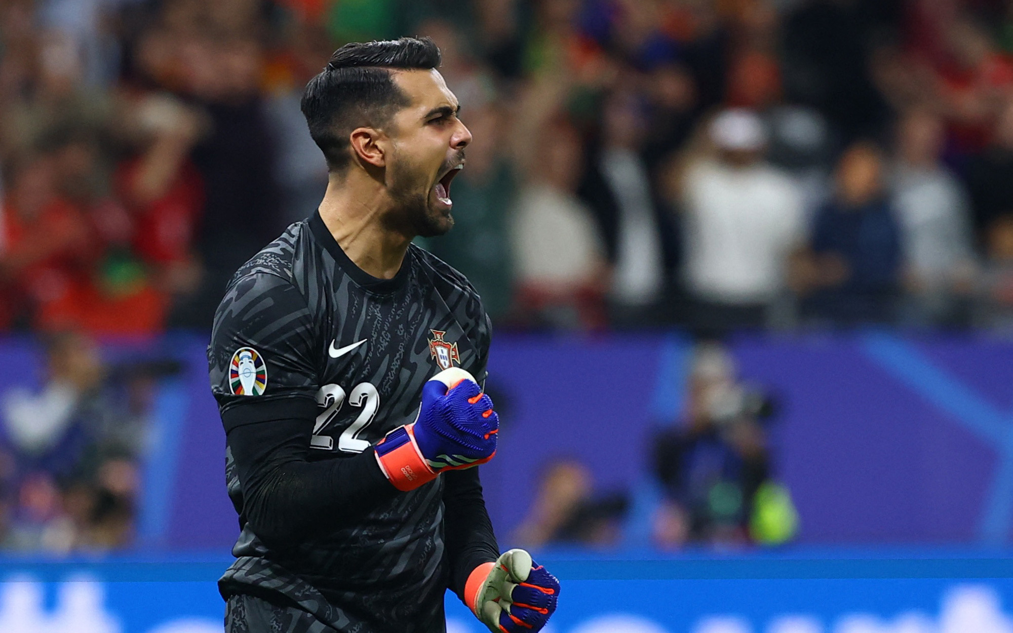 Vì sao các tình huống cố định ở Euro 2024 lại vô hại?- Ảnh 2. Thủ môn đắt giá nhất thế giới ‘giải cứu’ Ronaldo tại Euro 2024