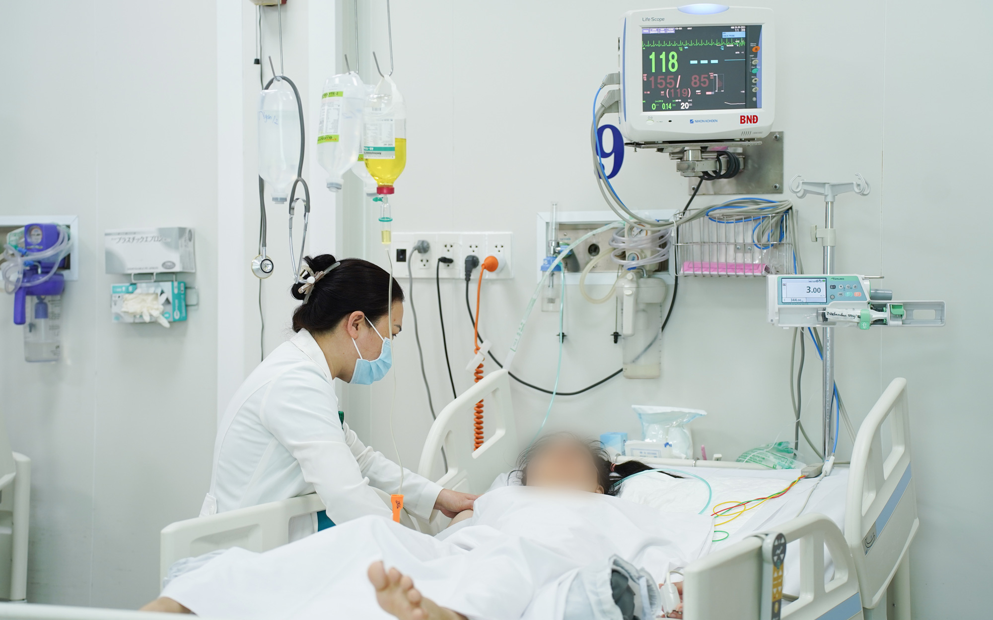 Cứu sống bé trai bị bệnh hiếm chưa từng ghi nhận trên y văn Việt Nam- Ảnh 2. Bệnh viện Chợ Rẫy tiếp nhận nhiều ca mắc viêm não tự miễn NMDAR hiếm gặp