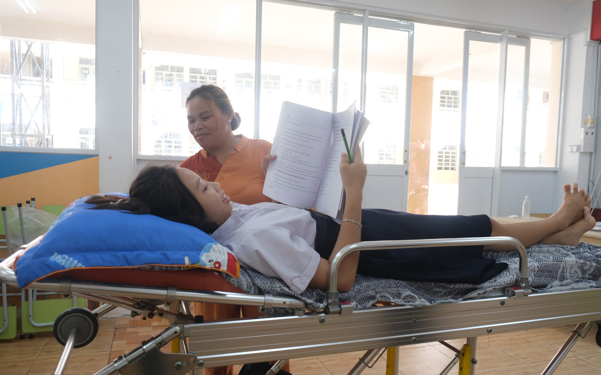 14h ngày 3-7, TP.HCM công bố điểm chuẩn vào lớp 10- Ảnh 3. Thí sinh nằm thi 2 môn rồi phải đi cấp cứu được tuyển thẳng vào lớp 10
