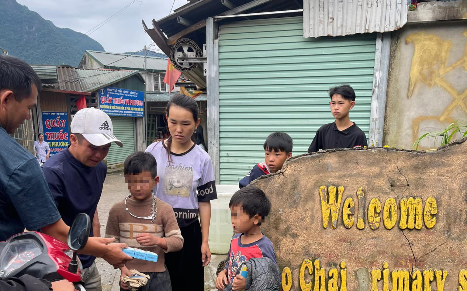 Công an giúp công dân đi lang thang nhiều tháng về đoàn tụ với gia đình- Ảnh 3. Hai cháu bé mất tích được tìm thấy trên mái tum trường học