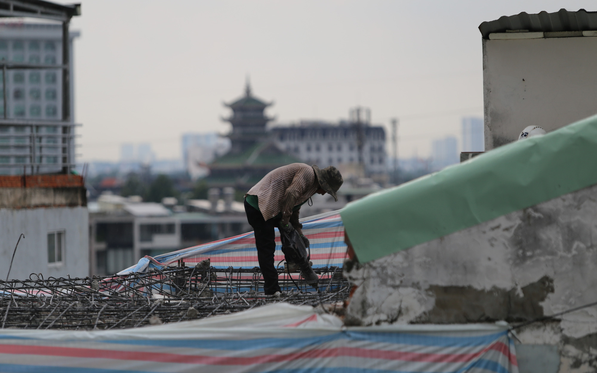 Xử lý công trình sai phép của Mường Thanh: Không thể để ‘câu giờ’- Ảnh 2. Nhà sai phép thành chung cư, nhà trọ phường An Khánh: Đang tháo dỡ phần vi phạm