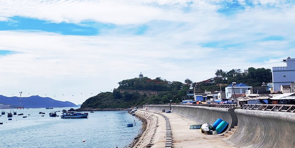 Định giá đất tại di tích lầu Bảo Đại Nha Trang thành đất ở đô thị- Ảnh 1. Khu di tích lầu Bảo Đại trên núi Cảnh Long nằm trong danh thắng quốc gia vịnh Nha Trang đã giao đất cho doanh nghiệp làm dự án kinh doanh khu nghỉ dưỡng cao cấp Bảo Đại - Ảnh: PHAN SÔNG NGÂN