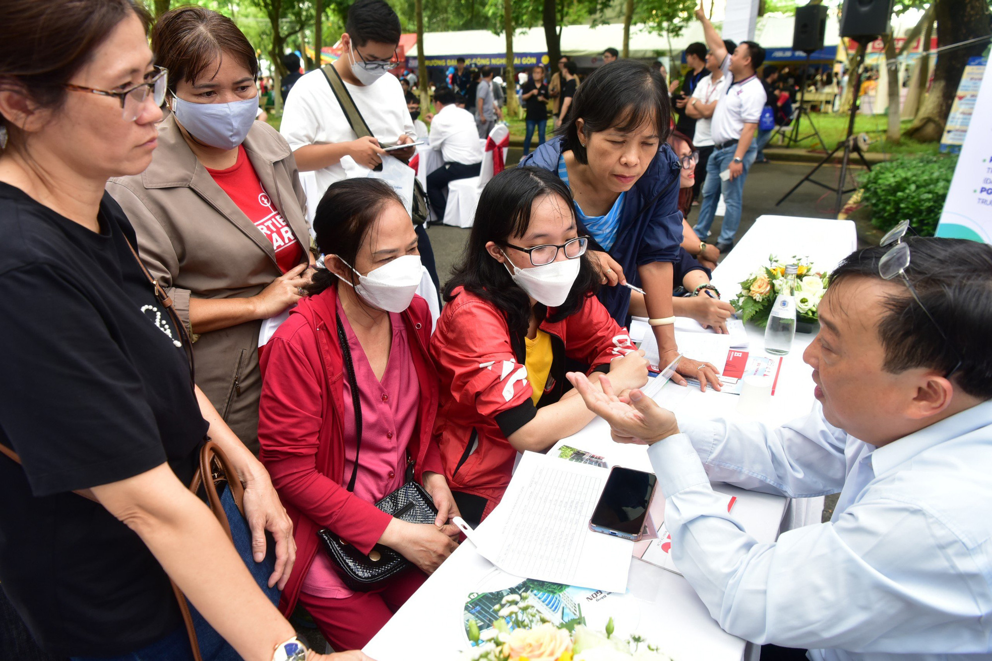 ThS Lê Văn Hiển - phụ trách phòng đào tạo Trường ĐH Luật TP.HCM - tư vấn cho phụ huynh, học sinh tại ngày hội lựa chọn nguyện vọng xét tuyển năm 2023 - Ảnh: T.T.D.