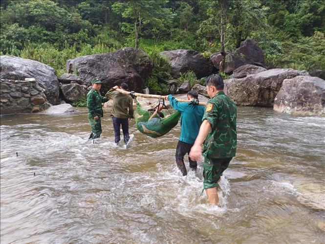 Cứu sống người đàn ông bị rơi xuống vực trong rừng đã 4 ngày- Ảnh 1. Bộ đội biên phòng và người dân trong vùng đã dùng võng khiêng nạn nhân đi bộ 4 giờ về bản và đưa đi cấp cứu - Ảnh: TTXVN